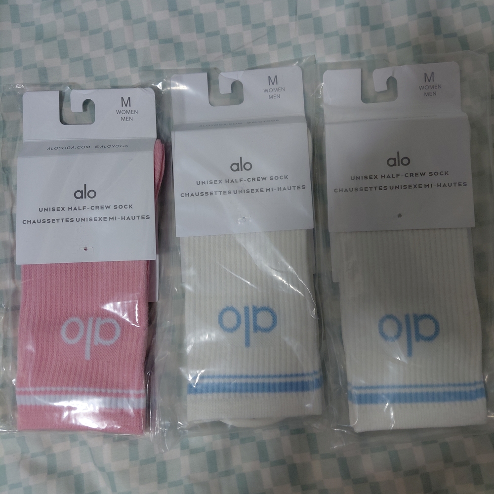 ALO Yoga Unisex Half-Crew Socks - Pink, White With Blue